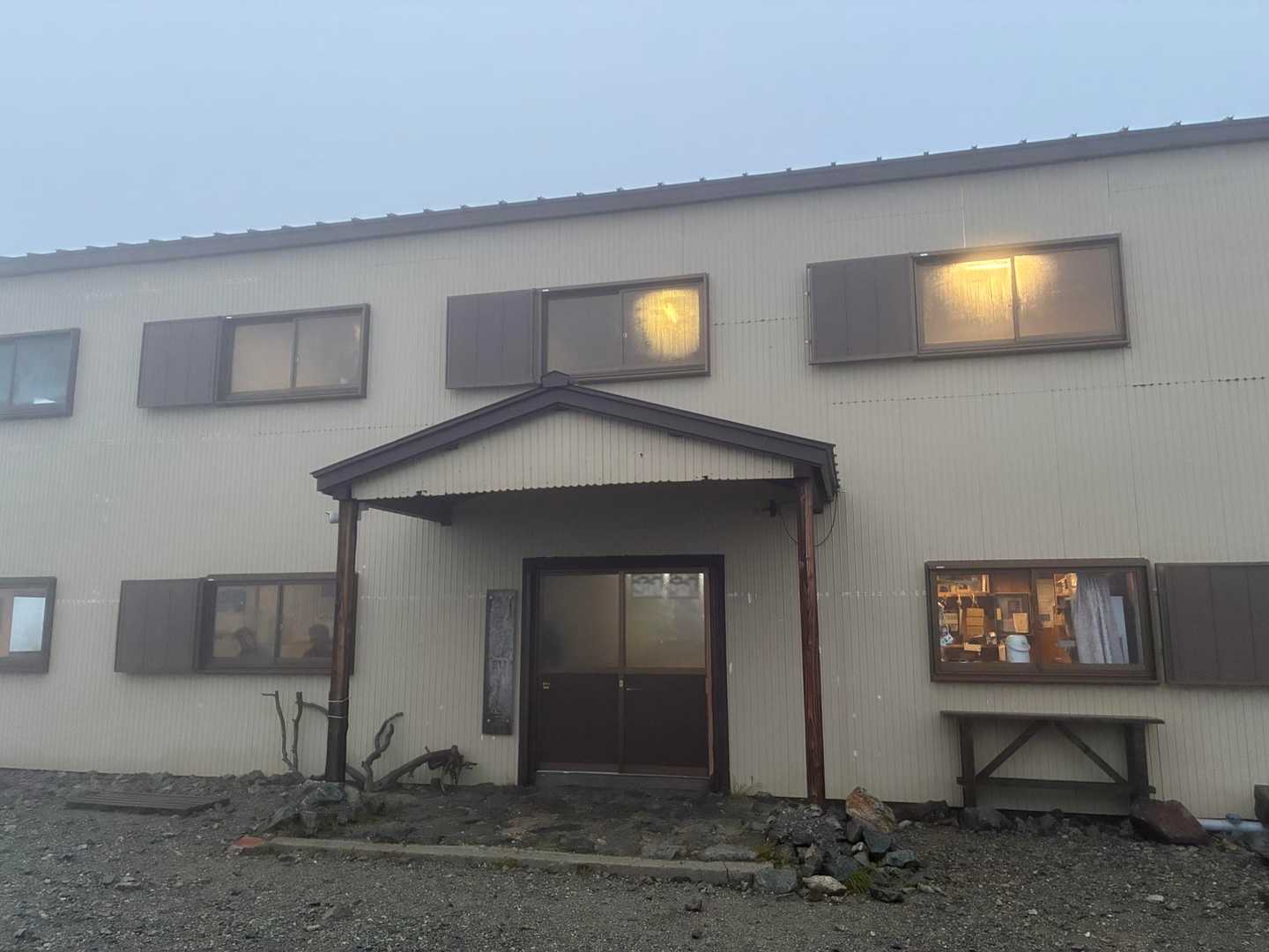 別山でご来光予定も霧で中止😭
明るくなってから三山縦走出発するも、修行になりそうなので別山手前で引き返しました。
