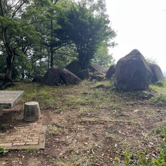 広くて開けた山頂です
景色もいい✨️

ここから一気に下って
荒尾山の取り付きへ