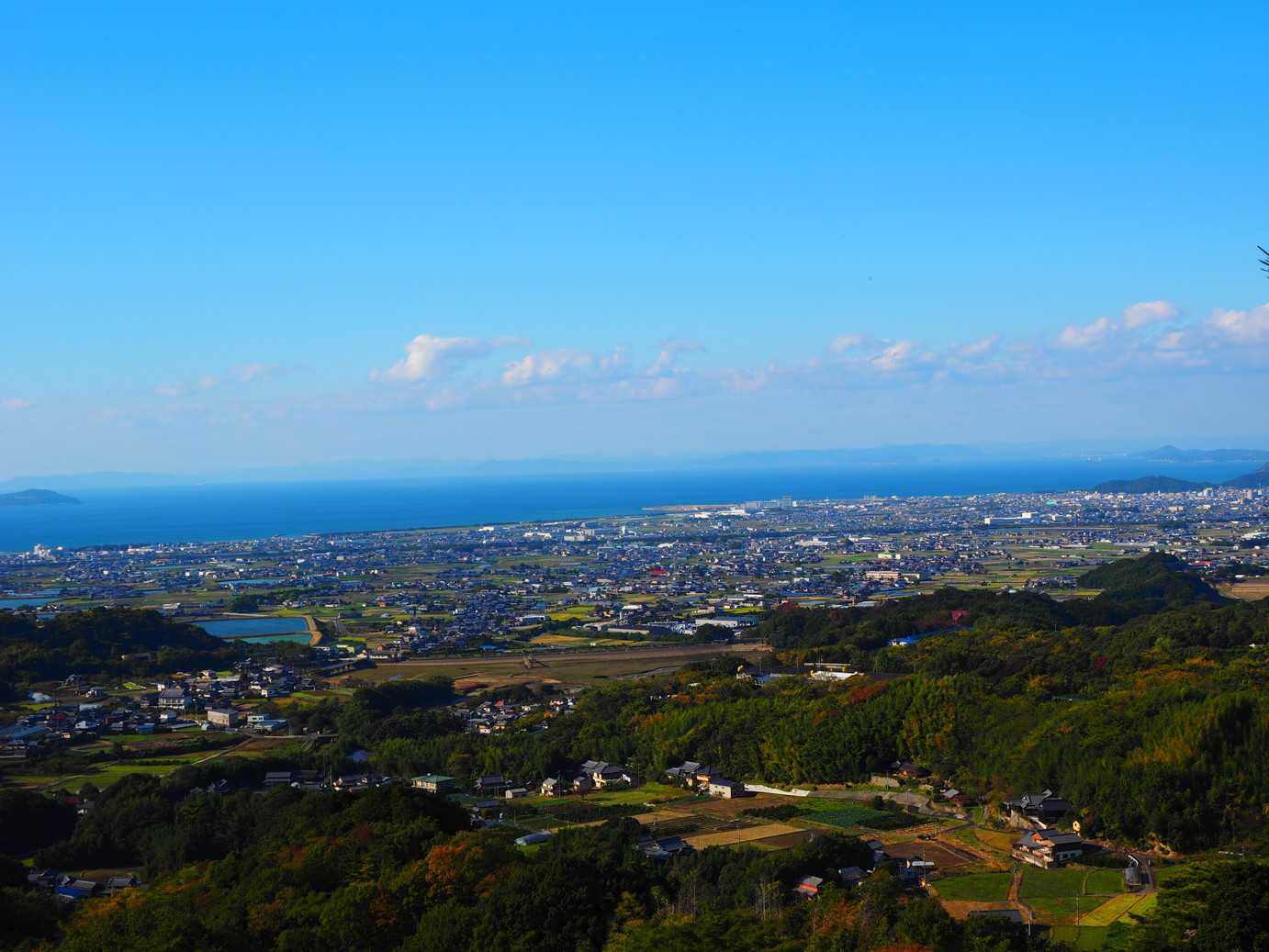 讃岐平野の先は瀬戸内海