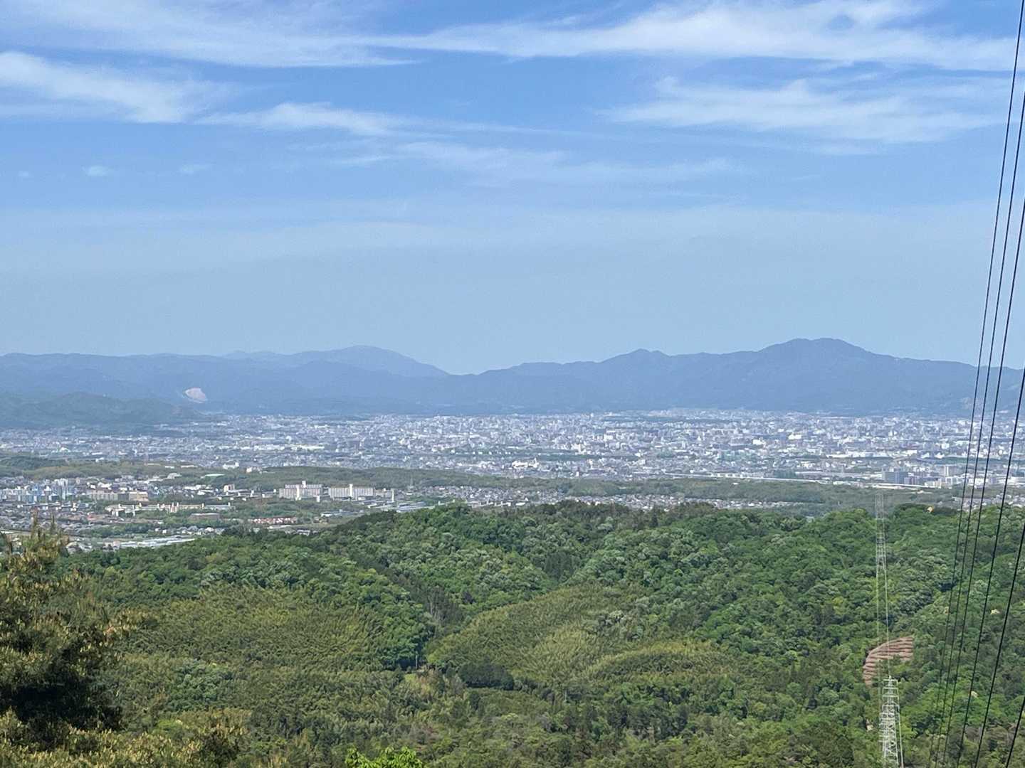 こちらは途中の展望台
右に比叡山，左は蓬莱山