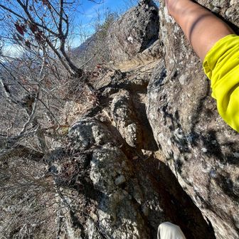御前山から来た場合、左斜め下に傾いた岩場を越える必要があるので気をつけてください