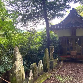 来た道に合流して、登山口付近の神社に戻れた。

⛩🙏。。。無事、ケガなく明るい時間に戻れ
                       神様👼(*´▽`人)ｱﾘｶﾞﾄｳ♡
                   