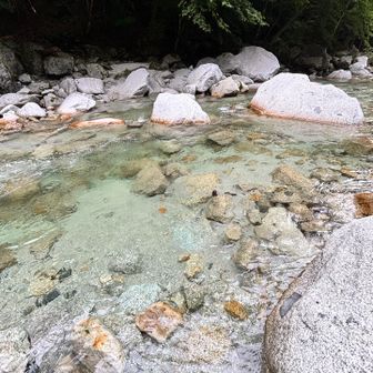 千ヶ淵に到着
水が綺麗でめっちゃ冷たい💕
手を洗い手拭い濡らして首に巻く
良い気持ち〜〜😆
クールダウンに最高です✨