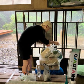 頂いた品物を大切に雨の日に運んで来ました♪
とにかく作業が丁寧でコーヒーあんの食べ方も品良く食べていたのに感心しました🤭

オモタンで元気で再会を願っています🥺
長い間お疲れ様でした🤭

尊仏の主人が泣いてるな、多分🤔

