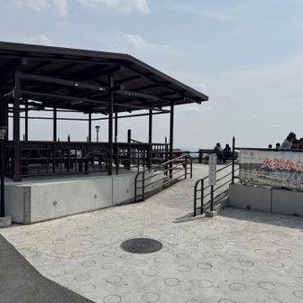 東天空公園までピストンで戻って、大岩山毘沙門天に行こうとしたけど、ふとこちらの天空テラスが気になって寄ってみるとこに😊
すると✨なんと✨✨以前大きな松ぼっくりをたくさんいただいたおじさまに偶然の再会✨✨4年ぶりかな😊
今回も「松ぼっくりを持っていくかい？」と松ぼっくりをいただけました🥰
「もう松ぼっくりを取りに行けなくなっちゃったからこれでもう最後なんだよ」と😢
そんな日に出会えるなんて✨これぞまさしく織姫神社のご利益かな🥰✨