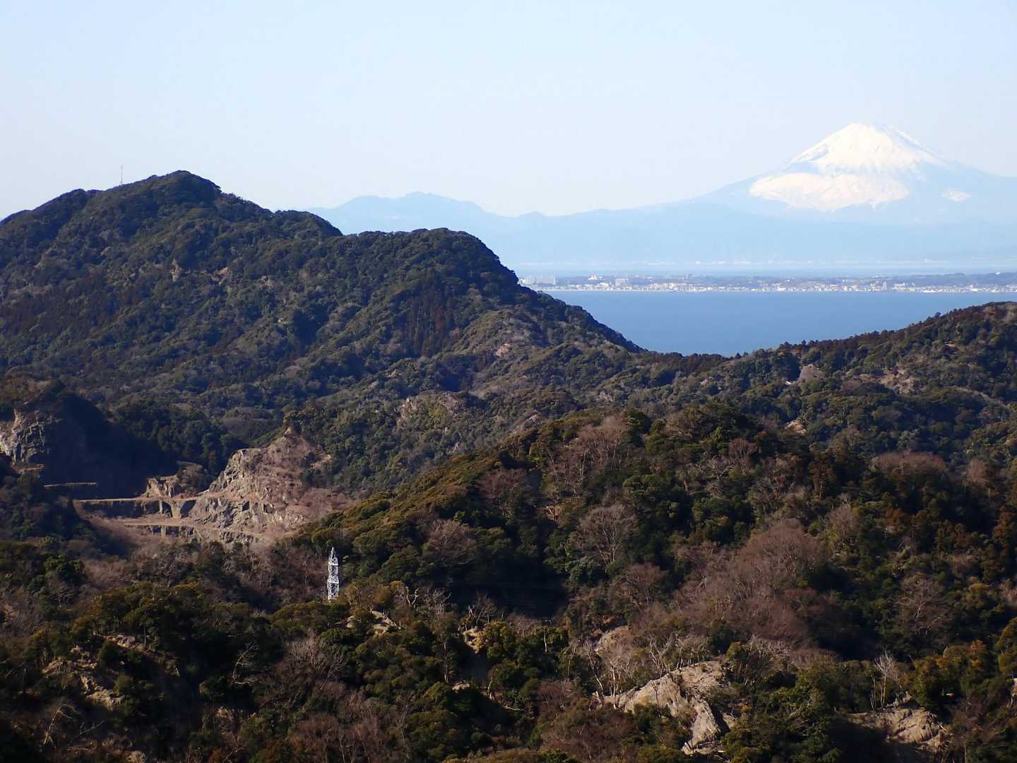 前回も来た眺望スポットに到着。
鋸山と富士🗻