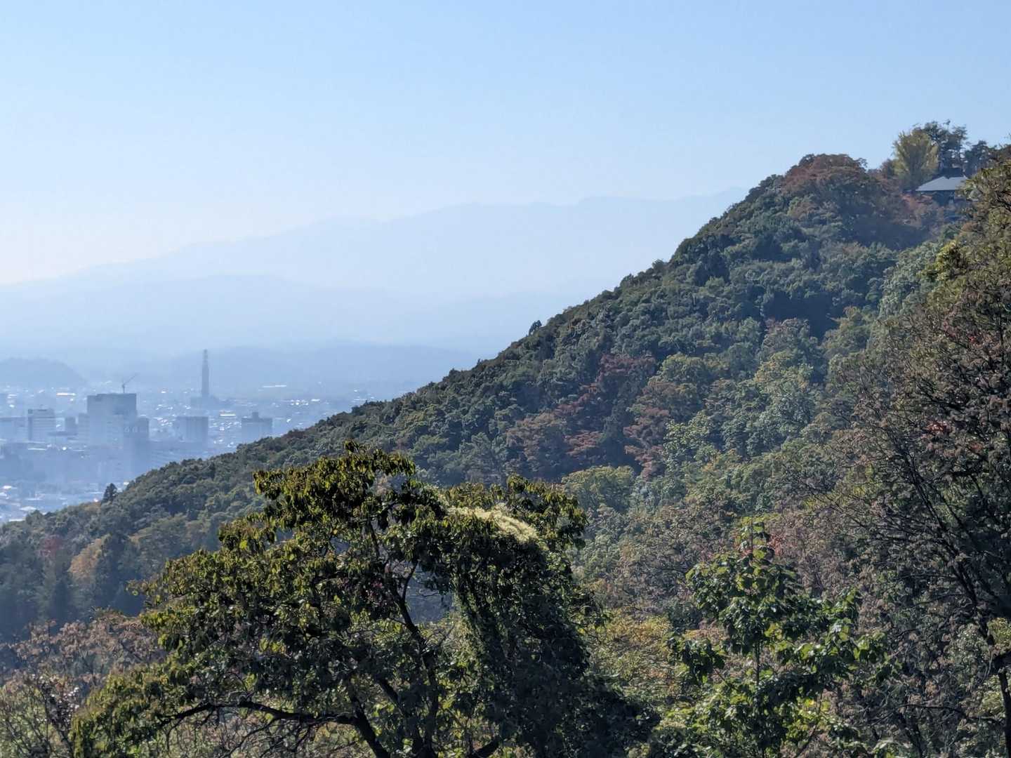 羽山と、福島市の町並み