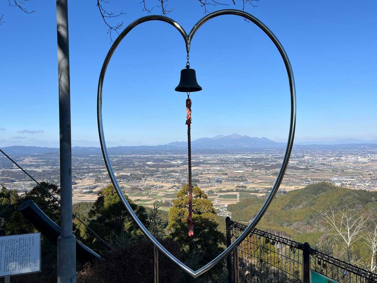 諦めて帰ります。
ハートの中に霧島連山💕
1人で鐘を鳴らす😂