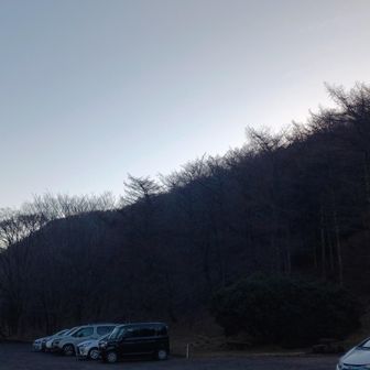 霧氷は無さそうな気温なので、正面駐車場は空いてました👍