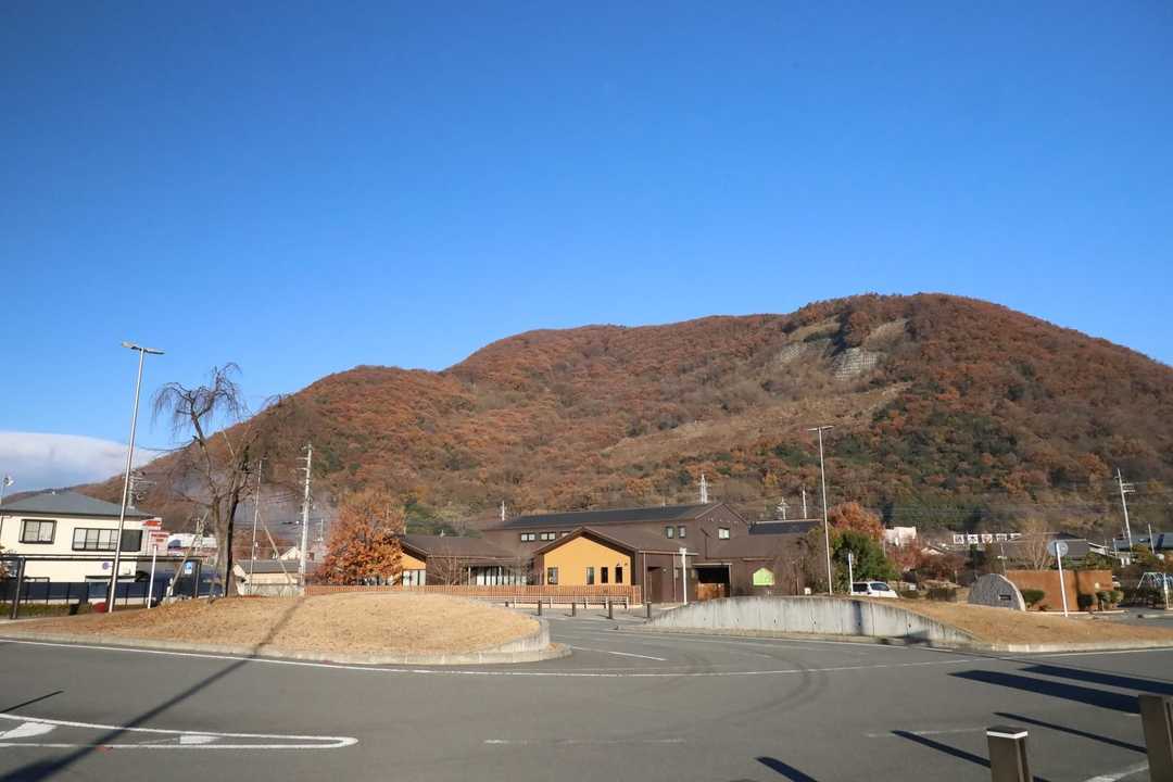 石和温泉駅から見た大蔵経寺山