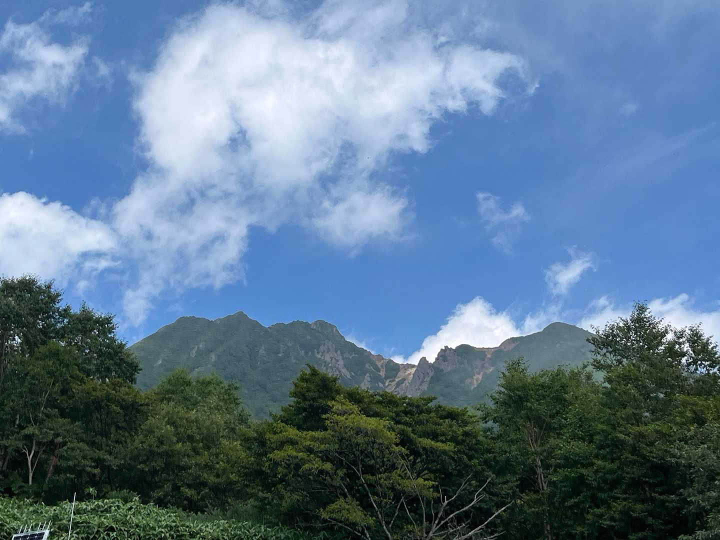 帰りの駐車場から朝日岳。ありがとうございました。
