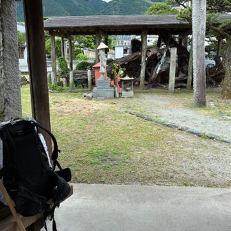 延命寺の隣の休憩所でパン食休憩します。