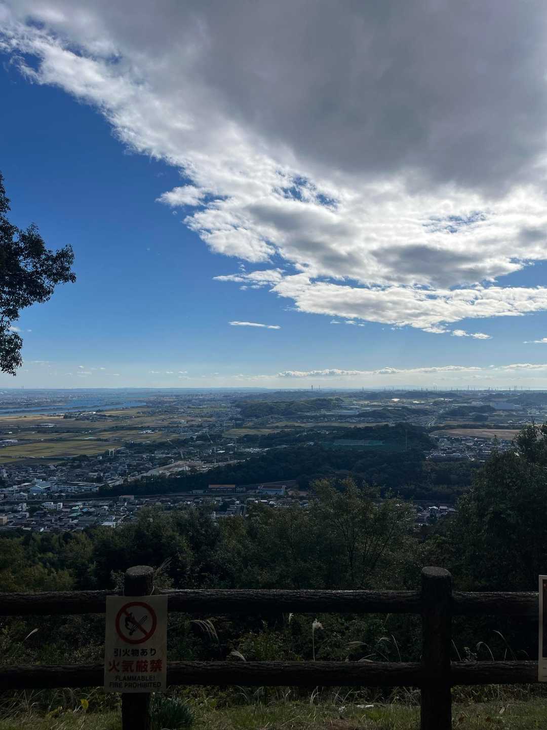 途中舗装路に出てそちらから下山
途中に初めてよった見晴らし台🖼️
今まで知らなかったけど、めちゃ雰囲気の良い見晴らし台でした✨