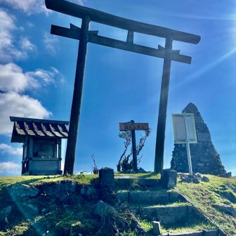 頂上の大嵩神社に着いた。
11月10日は綿向山の日って書いてあるお(*´∀｀*)
