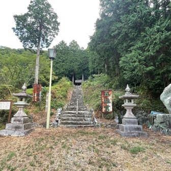ここから登り神社横の登山道へ向かいます。⛩️