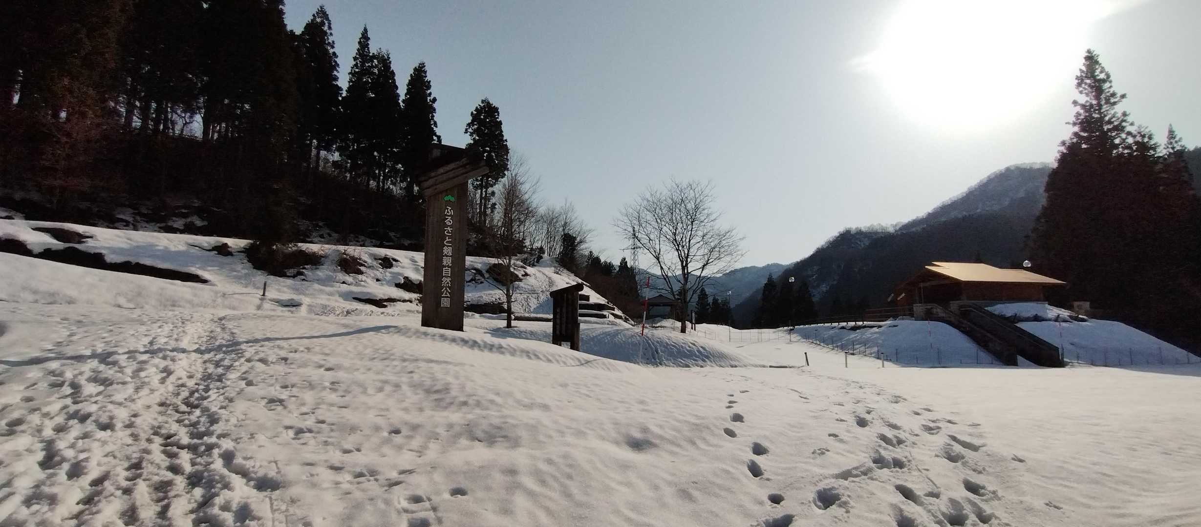 上市の山沿いまで来たら積もってますねぇ🤔
