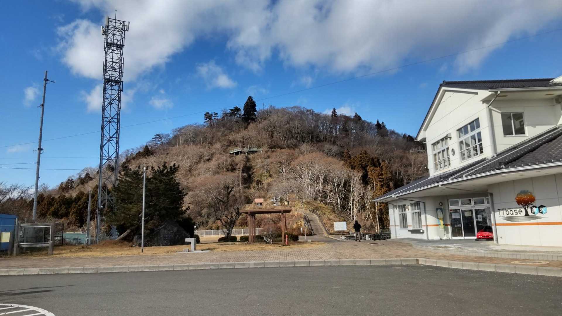 漁火パークから見上げる早馬山、レストランは定休日でした😅