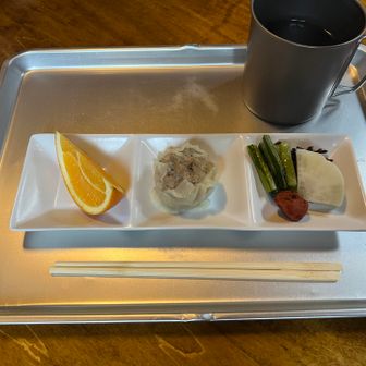 朝食。おかゆもある。おかゆ苦手でも白米よそってくれる。