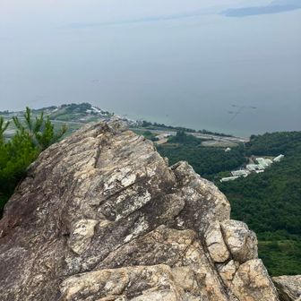 途中の分岐から５～６分山道を下っていくと突然鳶岩が現れます。狭いので全体を写真に収められませんでしたが、鳶岩からの眺めは抜群です。高度感がありすぎて岩の先っちょに行くことはできませんでした・・(^^;