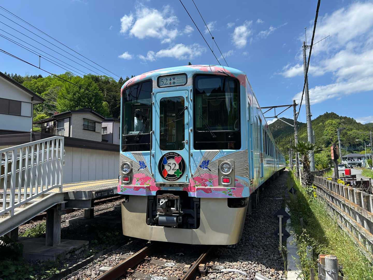 東吾野駅に着くと見慣れない電車が！52の至福という名のレストラン列車でした