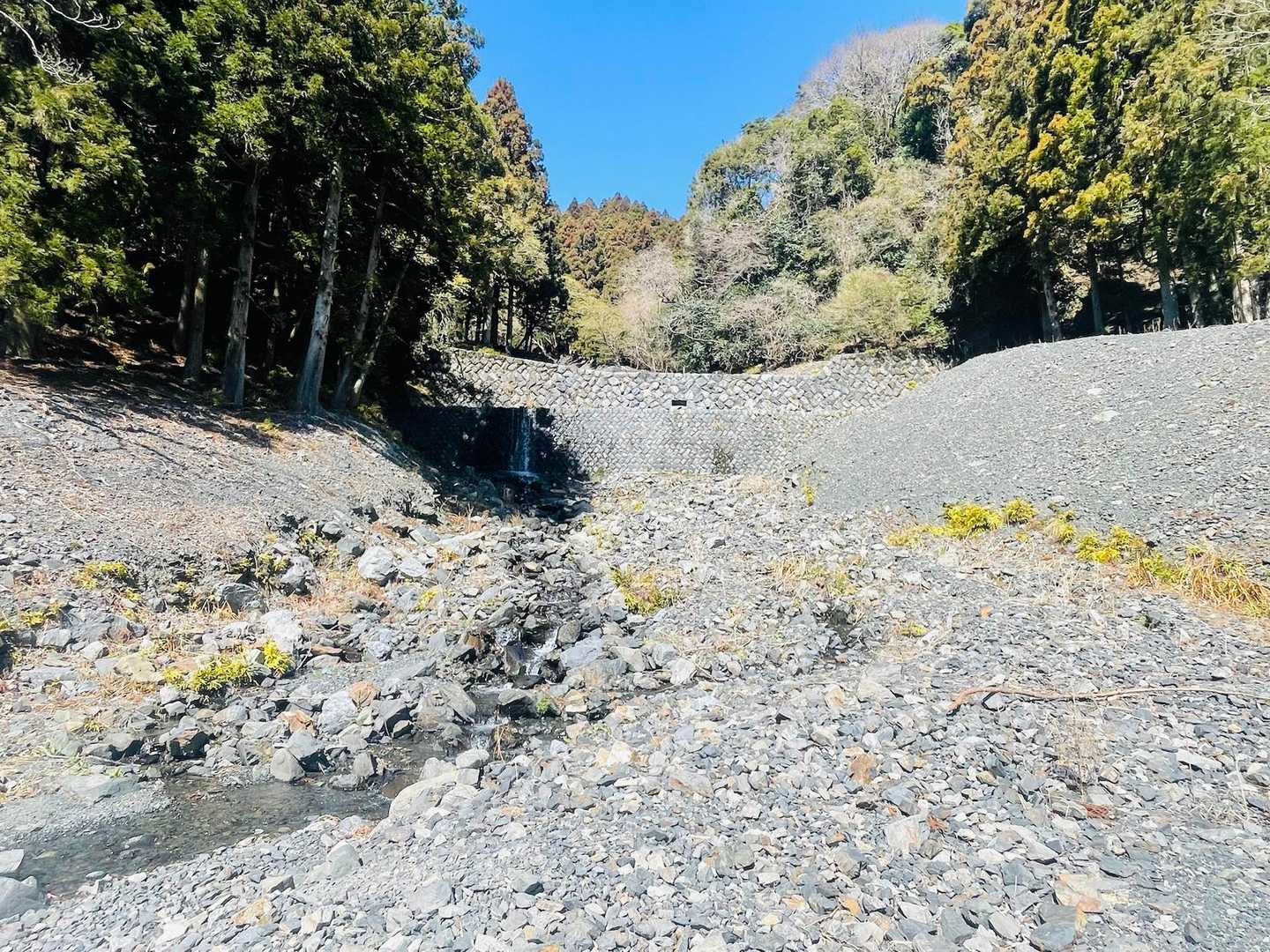 小さな滝の音に耳を澄ませながら、ゆっくり進む時間が心地いいです🥾🎵