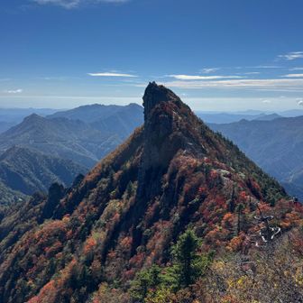 目の前には紅葉に染まった天狗岳の雄姿。
本当に素晴らしい！

天狗岳に行ってみたいと思いましたが、
自分の体力に自信が持てず、
勇気を出して諦めました。
（また、いつか登る機会があれば挑戦したい！）