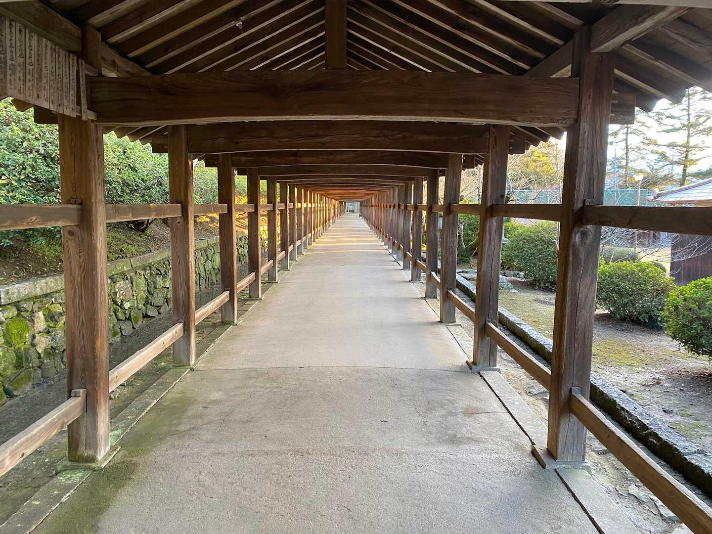 西日も射してきて、1日を振り返り感慨にふける回廊