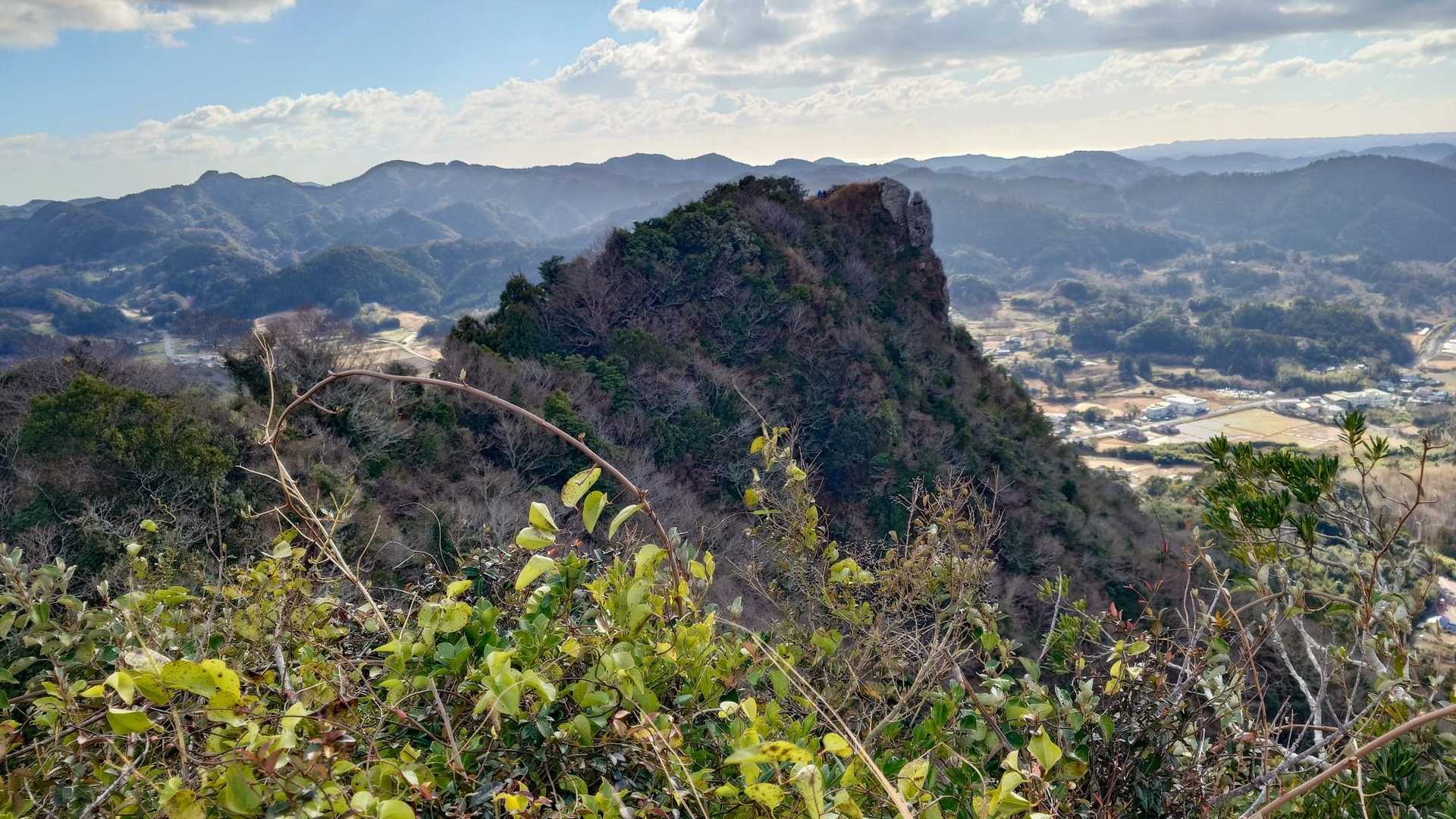 北峰から見た南峰。今後の予定は、またあちらに戻って鎖場を下山します。