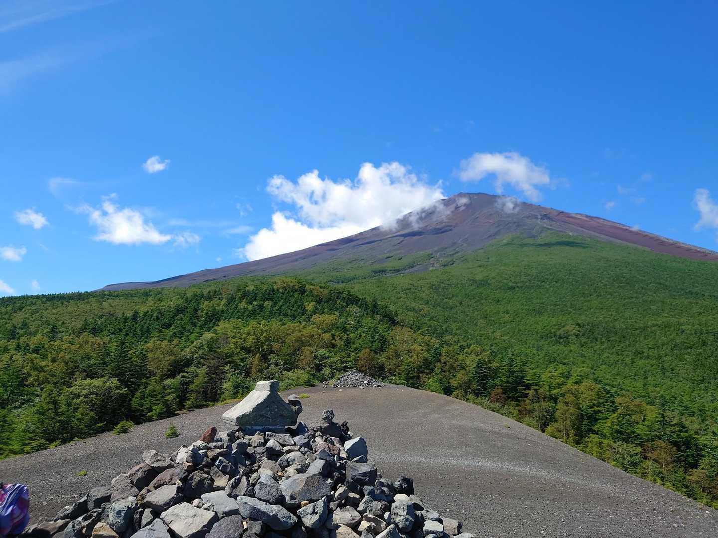 富士山に向かって祠がありました。小富士より富士山。とにかく、素晴らしくよいお天気で景色最高🙌