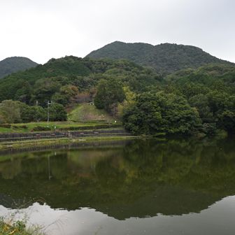 下山中、大池と二上山