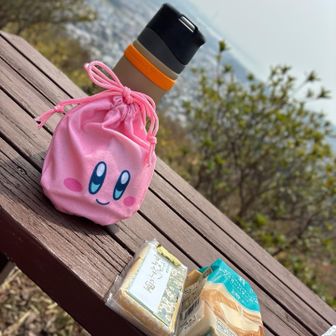 お菓子を持ち寄り、🍵タイムで心を鎮めます