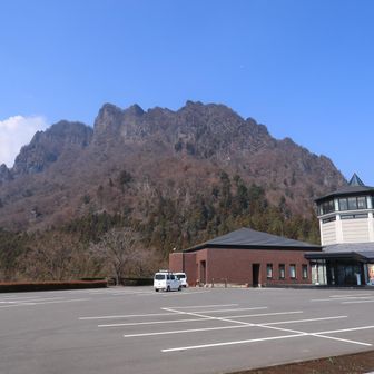 ビジターセンターから
妙義山を仰ぎ見る
鬼の棲む城ではなく、天狗が闊歩する山だった。

鬼のすむ城ぞとみまふ岩砦
天狗の遊ぶ波己曽山かな
　　　　　　　　　　　詠み人知らず