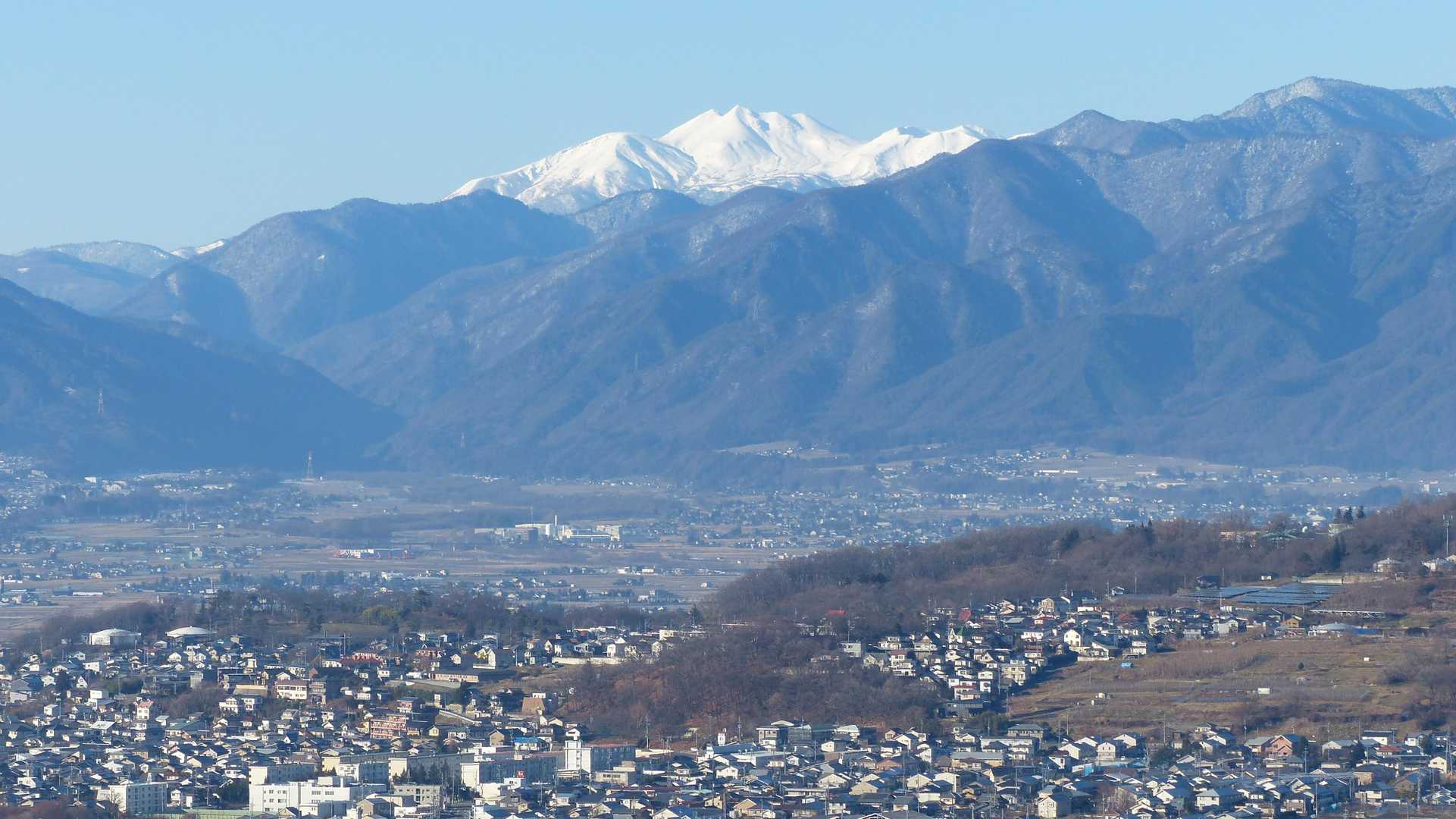 松本の街の向こうには乗鞍岳が見えています👀