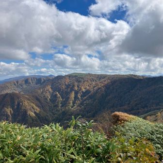 よ〜く見ると、アンテナのある山だね〜
なんだろうね〜
