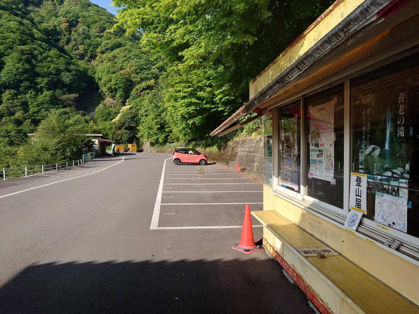 この時間は　ガラガラ
いちばん奥にトイレ🚻有ります。
手前が料金所（誰も居ませんが帰りにきっちり徴収されますよ）
ここで登山届ですが　朝一は出されて無いので下山後書く。