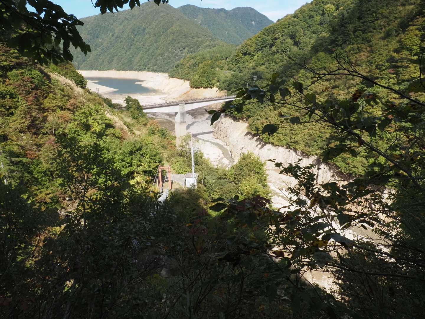 車道が見えてきた。下山だ。日本300座巡り、最後の１ページをいま静かに綴じる。