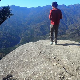 大きな岩の上から素晴らしい眺望