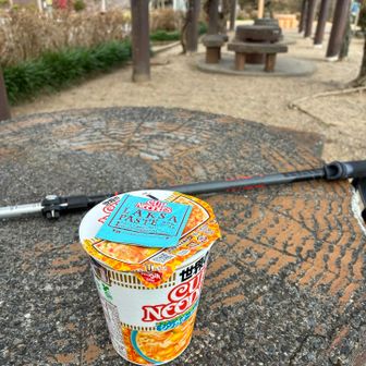 山頂でラーメン🍜寒いせいか人もまばら。食べたら直ちに下山開始🚶