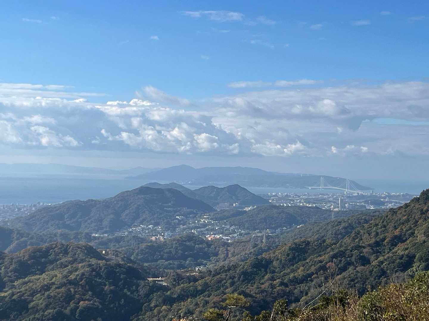 明石海峡大橋と淡路島が見えます