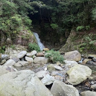 橋の脇にも滝
危なそうなので近くには行かず