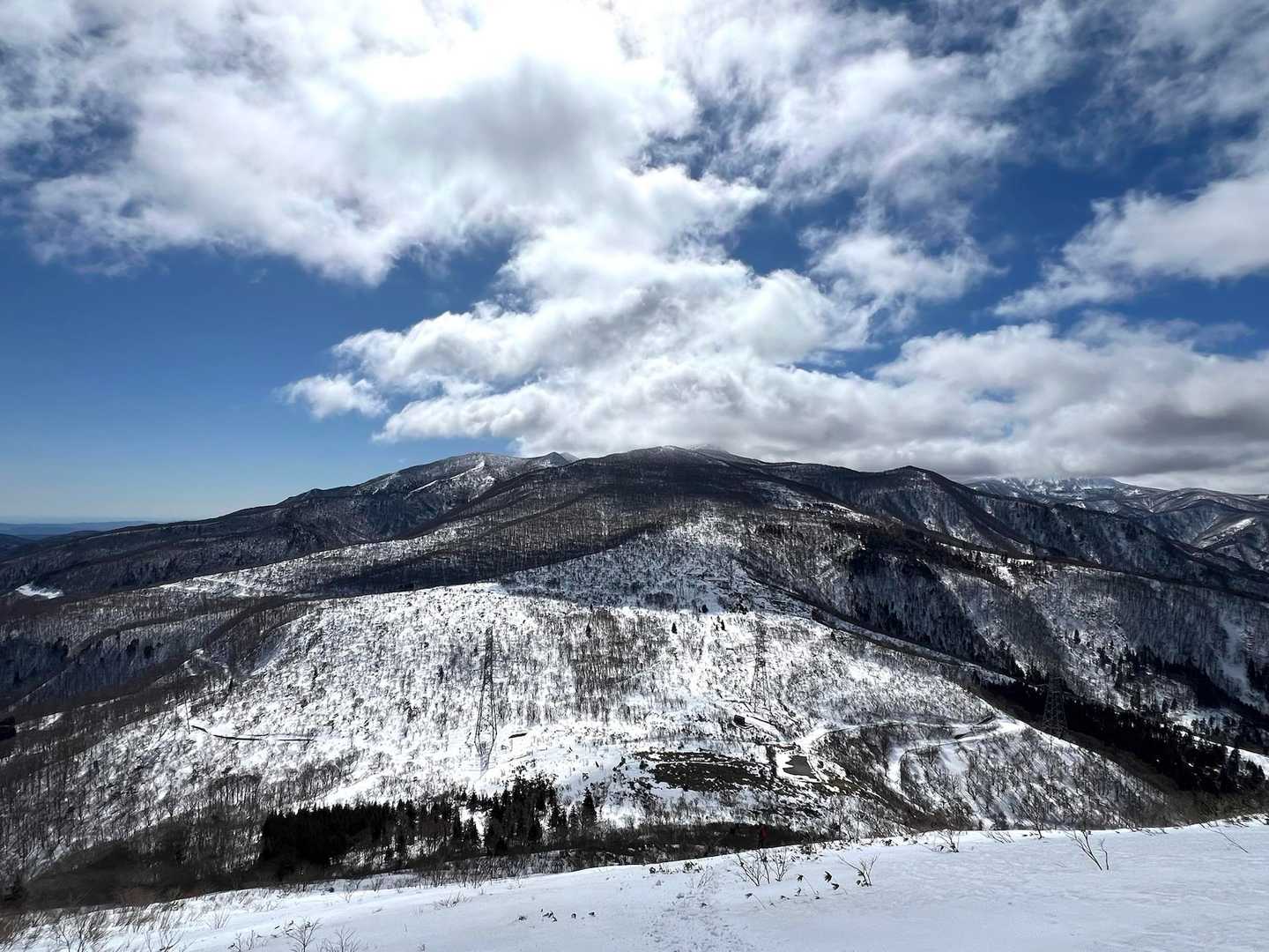 下山時、一瞬ガスが取れて雁戸まで見える🏔️