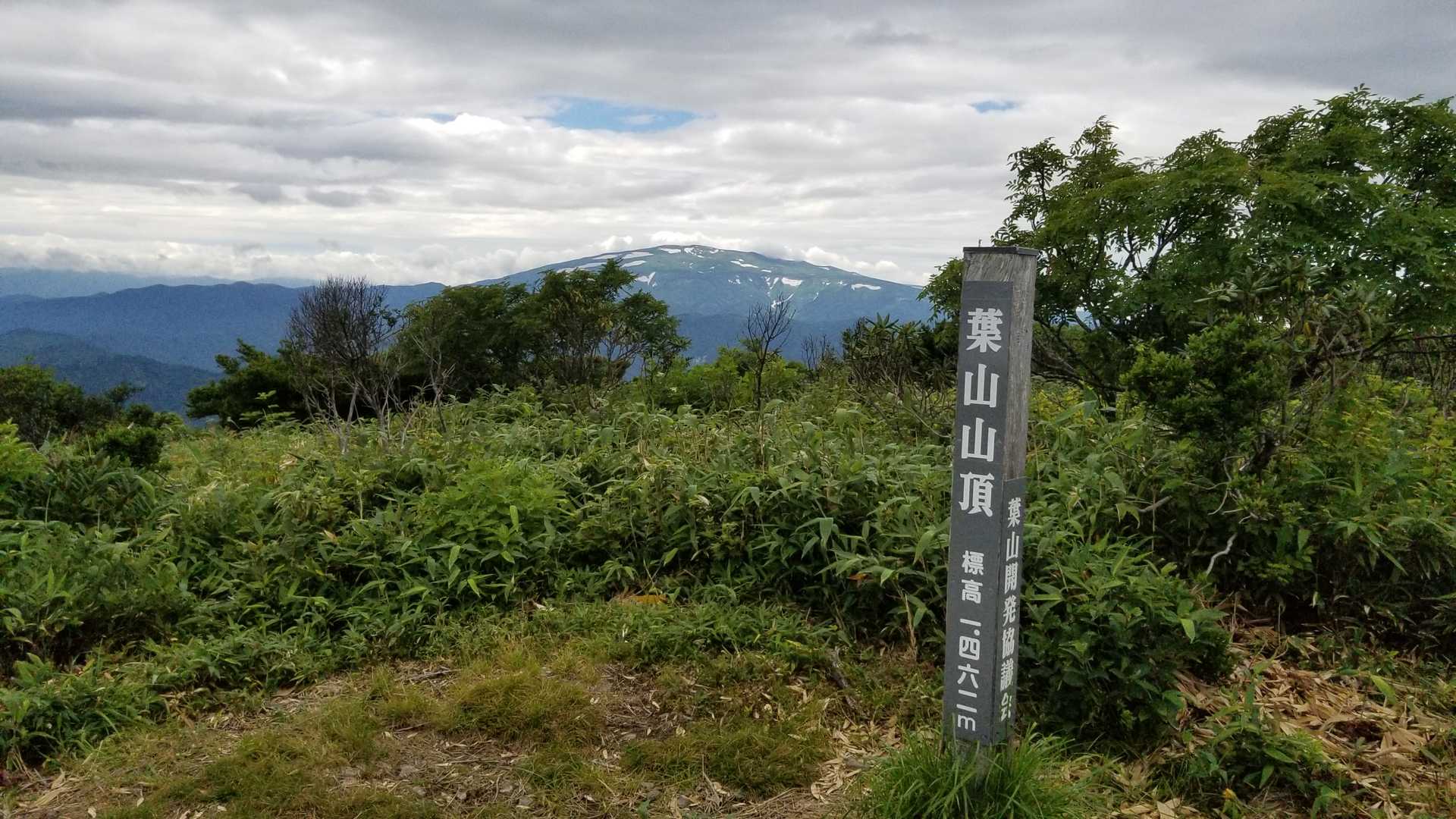 復路で葉山山頂の休憩スペースに気づきましたwww