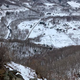 八剣山果樹園キャンプ場と豊平川
キャンプ場の奥に中央登山口があったね🤔
今日は南口からです。