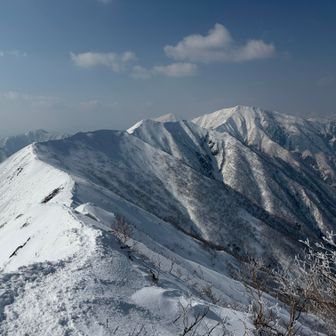 幌別岳と奥にピリカヌプリ
