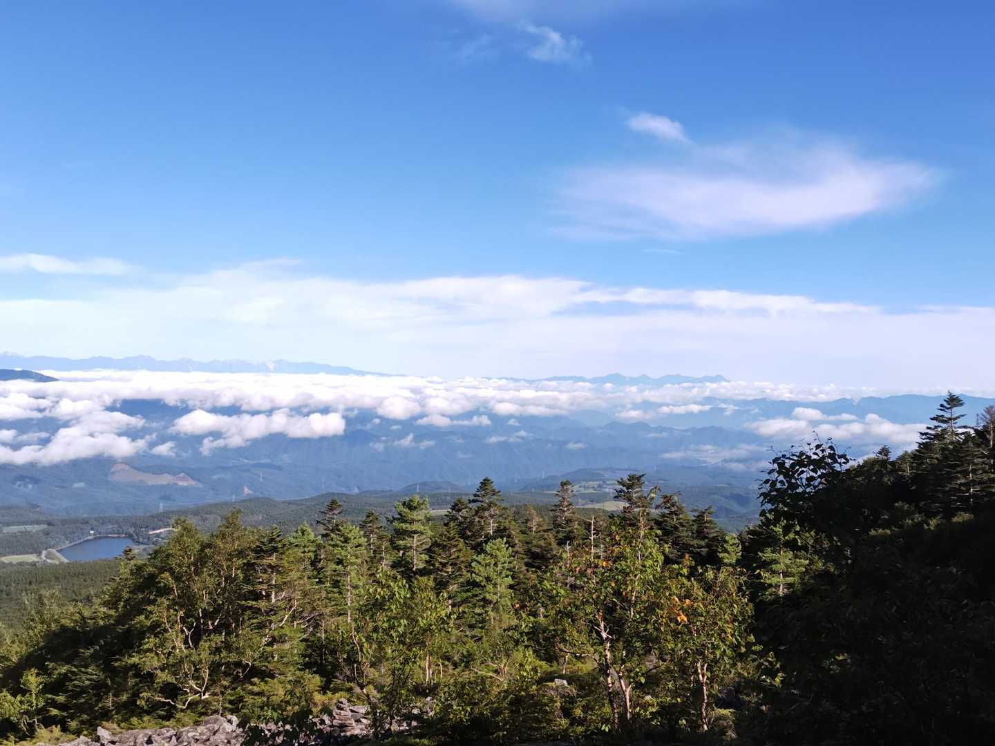 天狗の露地からの眺望。
北アルプスと新潟の火打山や妙高山が見えます