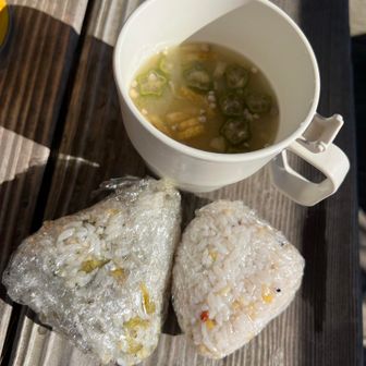 金ちゃんヌードルもあったけど嫁もぼくもおにぎりと味噌汁に