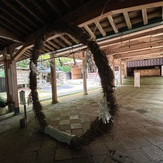 なんとか愛宕神社に到着。茅の輪くぐりしてから参拝。朱印帳の追加と火迺用心のお札購入。やはり今日は登山者多い。
