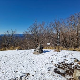 山頂の気温は0℃くらい、日差しがあって風もなく温かかった。