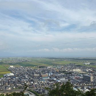 真ん前(西方面)に、能登川の街並みと琵琶湖～