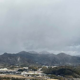 奥に見える西ヶ嶽と三嶽は思ったほど積もってない。